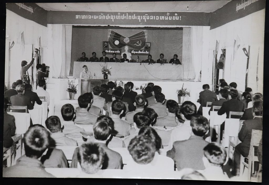 ທ່ານ ໄກສອນ ພົມວິຫານ ໂອ້ລົມກັບຄະນະຜູ້ແທນໃນກອງປະຊຸມພັກທີ່ແຂວງຜົ້ງສາລີປີ 1982